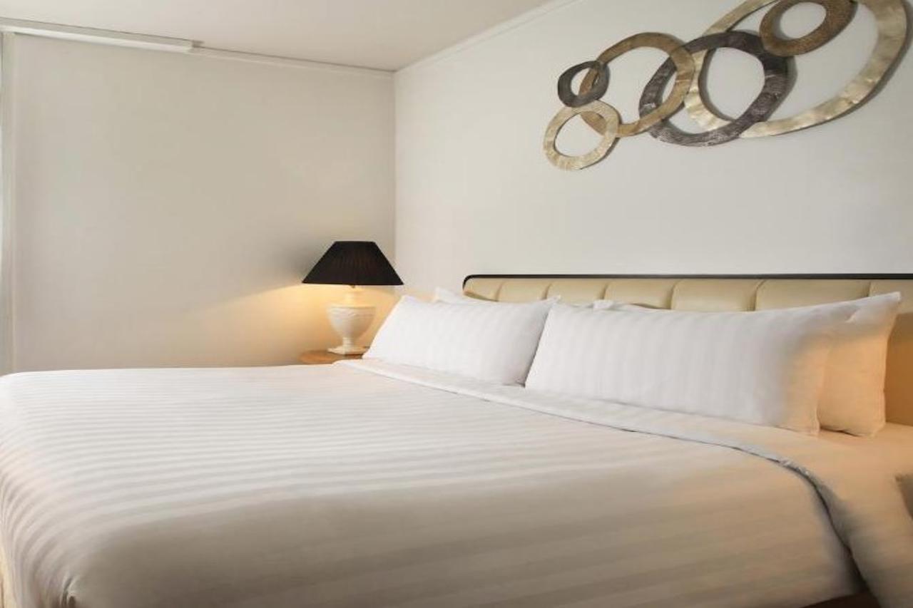 Oakwood Suites Kuningan Джакарта Экстерьер фото